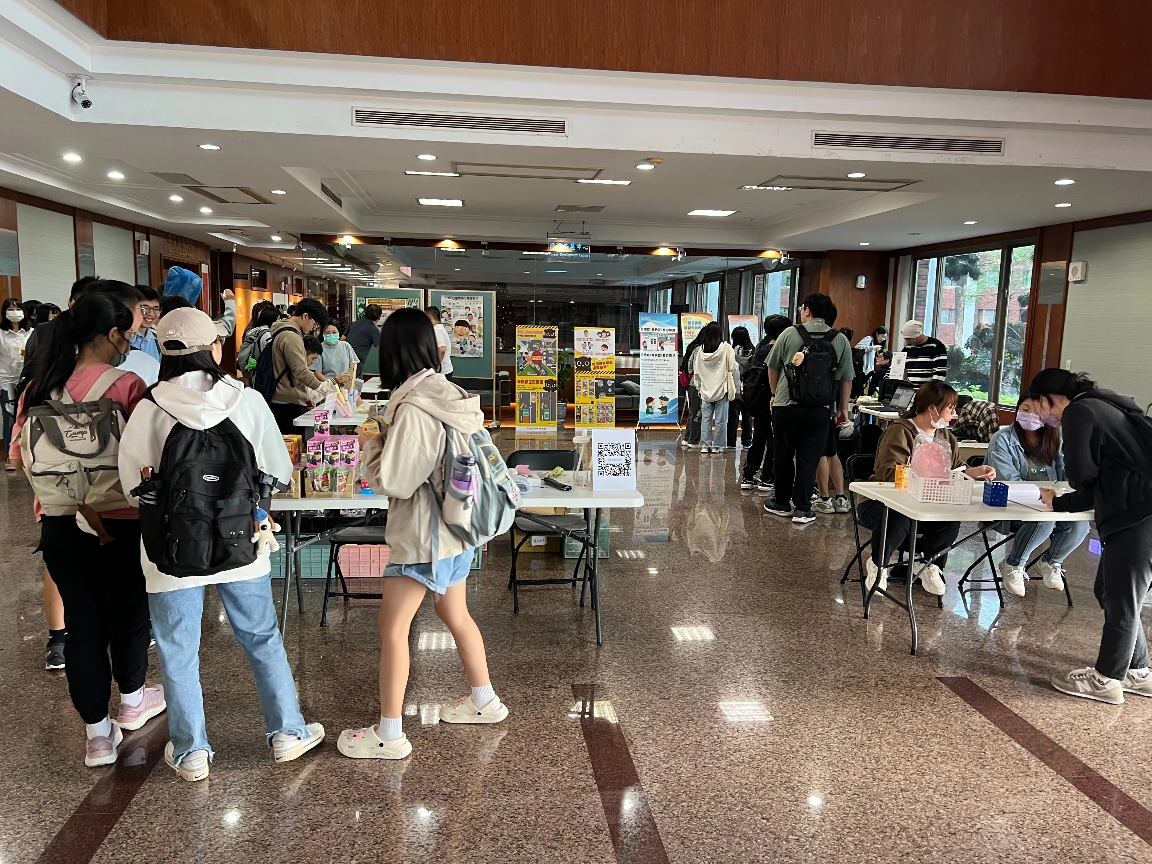 於大廳辦理學務處闖關活動